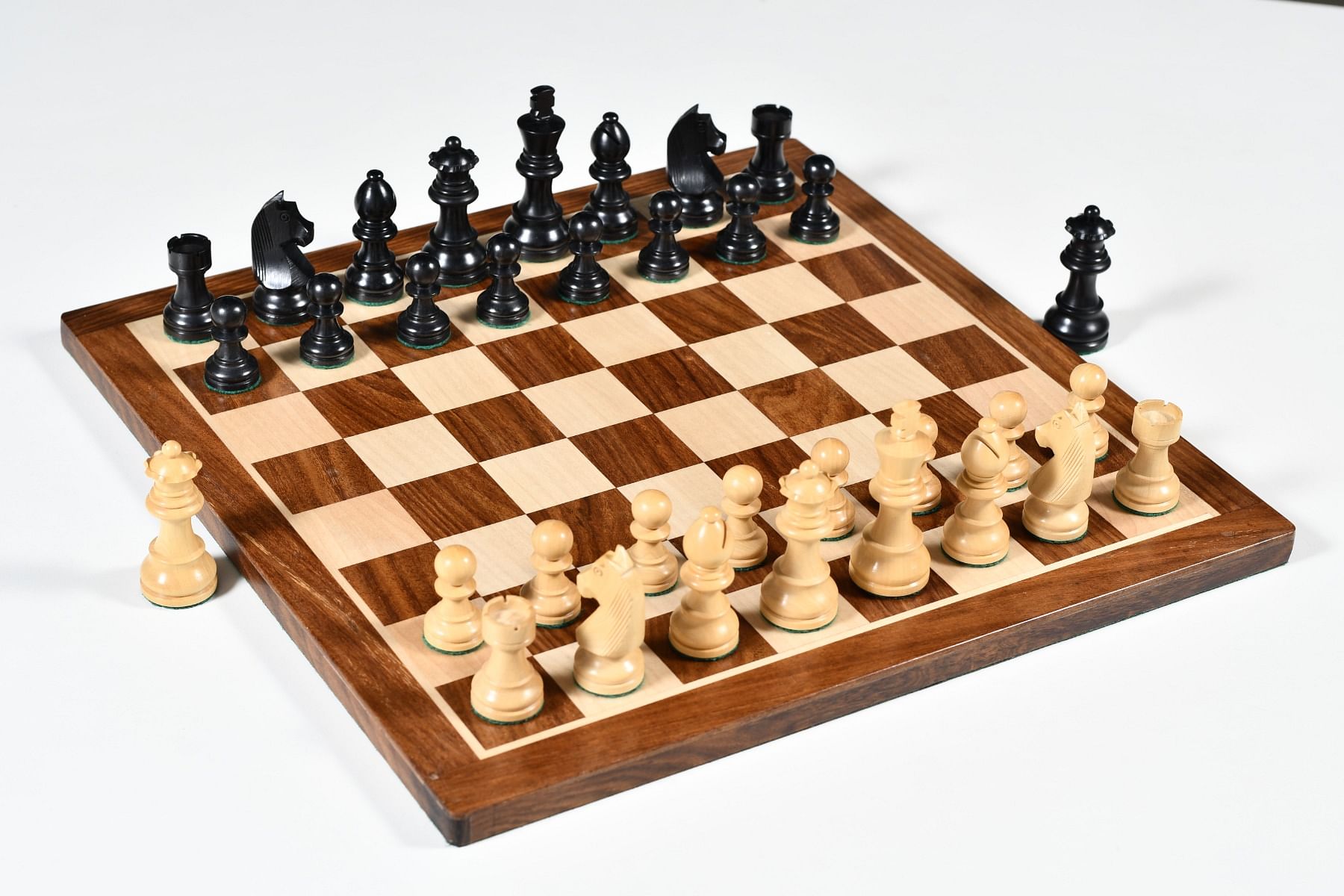 German Knight Chessmen in Ebonized / Boxwood - 3