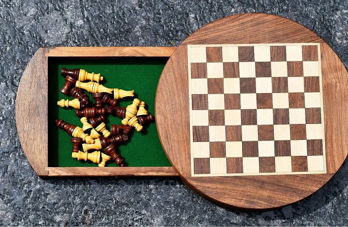 Travel Series Round Magnetic Chess Set In Sheesham & Maple Wood