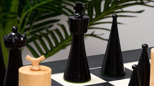 1940s Art Deco Series Weighted Chess Pieces Ebonized Boxwood and Boxwood  -3.8
