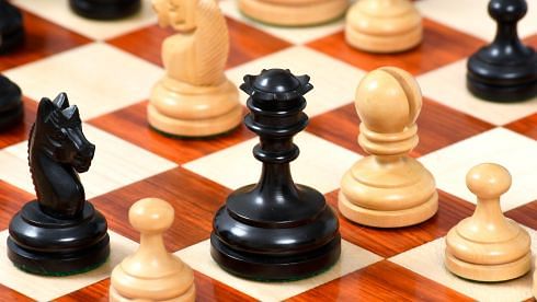 Reproduced Vintage 1930 Knubbel Analysis Chess Pieces in Ebonized and Natural Boxwood - 3