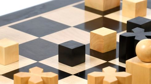 Reproduced 1924 Bauhaus Geometrical Abstract Chessmen in Ebonized Boxwood & Natural Boxwood - 1.9