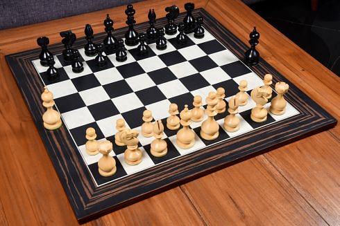 Reproduced Antique Series Dublin Pattern Calvert Chess Pieces in Ebonized & Natural Boxwood - 4.1