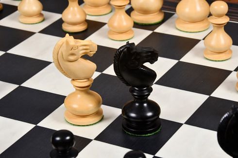 Reproduced Antique Series Dublin Pattern Calvert Chess Pieces in Ebonized & Natural Boxwood - 4.1