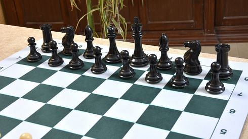 Dark color quadruple weighted plastic chess pieces
