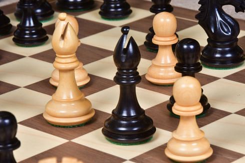 CB The Derby Knight Staunton Pattern Weighted Chessmen in Ebonized Boxwood - 4.1