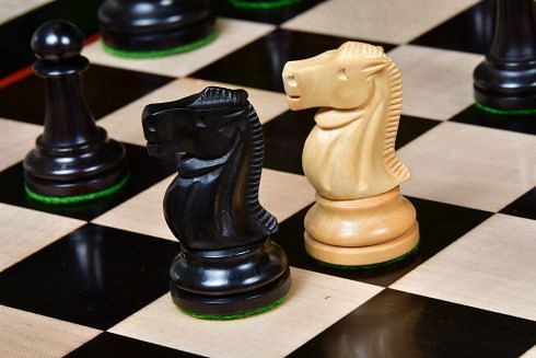 The Canadian Staunton Series Chess Pieces in Ebonized Boxwood / Natural Boxwood - 3.3